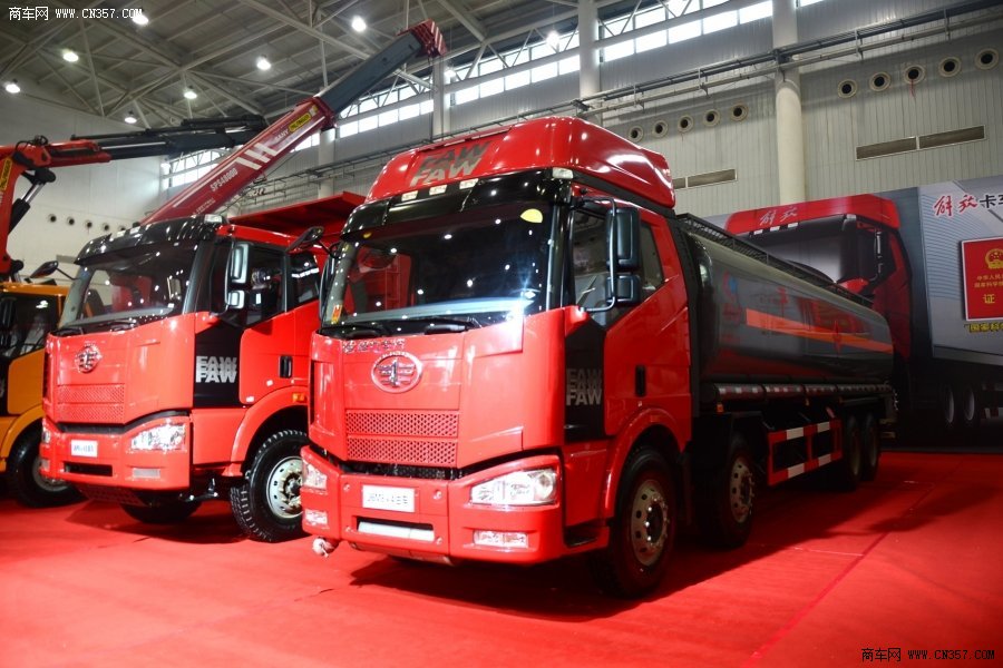 湖北程力 程力威 320馬力 8×4 化工液體運輸車(CLW5311GRYC4)