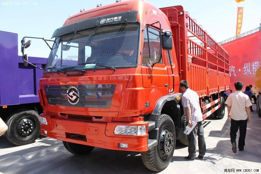 江鈴重汽 遠(yuǎn)威重卡 210馬力 6×2 欄板載貨車(SXQ1252G)