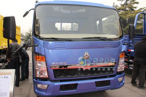 中國(guó)重汽 HOWO輕卡 102馬力 4×2載貨車 ZZ1077D3815B171