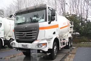 聯(lián)合卡車(chē) 玉柴340馬力 6X4無(wú)副梁攪拌車(chē)