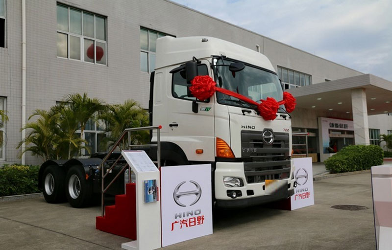 廣汽日野 700系列 420馬力 6X4 雙油箱牽引車(YC4250SS2PK4)