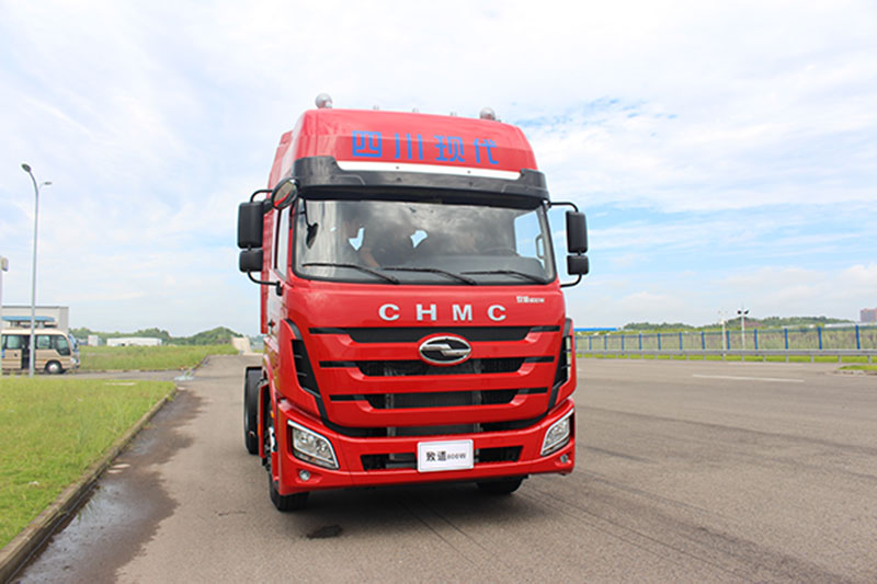 四川現(xiàn)代 致道800w 310馬力 4X2 港口運輸牽引車