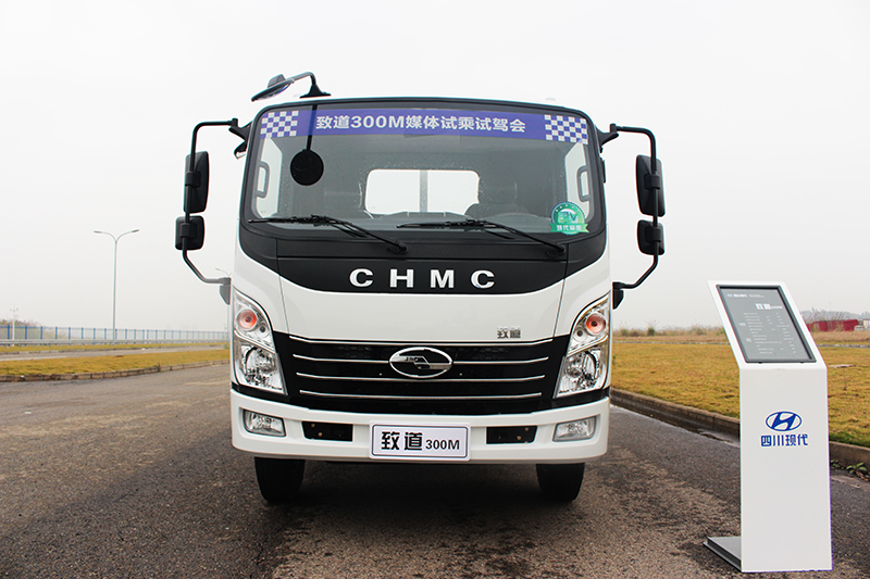 四川現(xiàn)代 致道300M 141馬力排半欄板輕卡