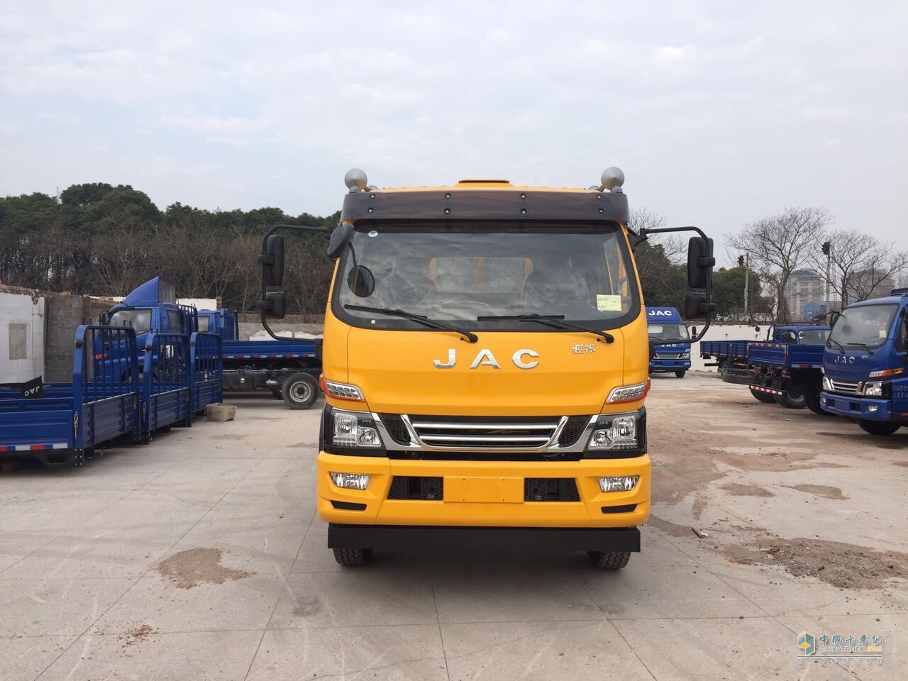 江淮 駿鈴V9 168馬力 6.8米排半 欄板中卡(福田康明斯3.8L動(dòng)力)