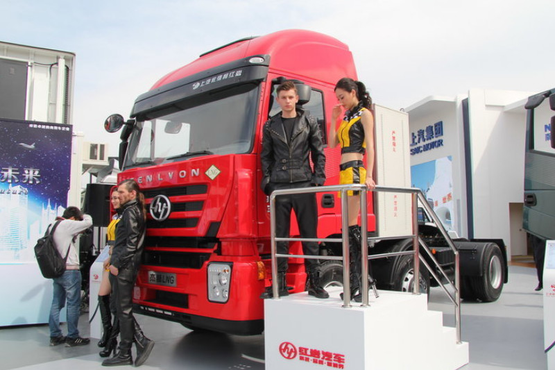 上汽紅巖 杰獅M100重卡 336馬力 6X2 LNG 國五 牽引車(CQ4256HTG303T)