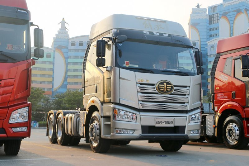 一汽解放 新J6P重卡 榮耀版 550馬力 6X4 國(guó)五牽引車(chē)(CA4250P66K25T1A1E5)