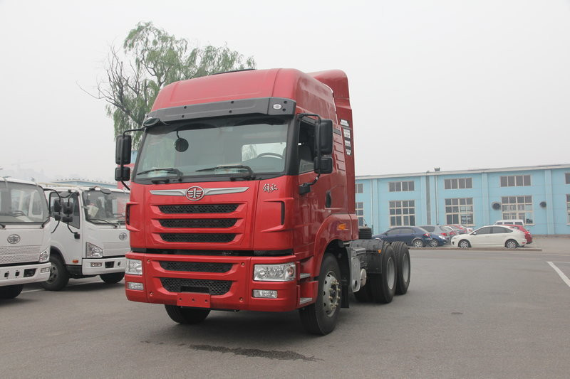 青島解放 天V重卡 375馬力 6X4 國五危險(xiǎn)品牽引車(435后橋)(CA4255P2K2T1E5A80)