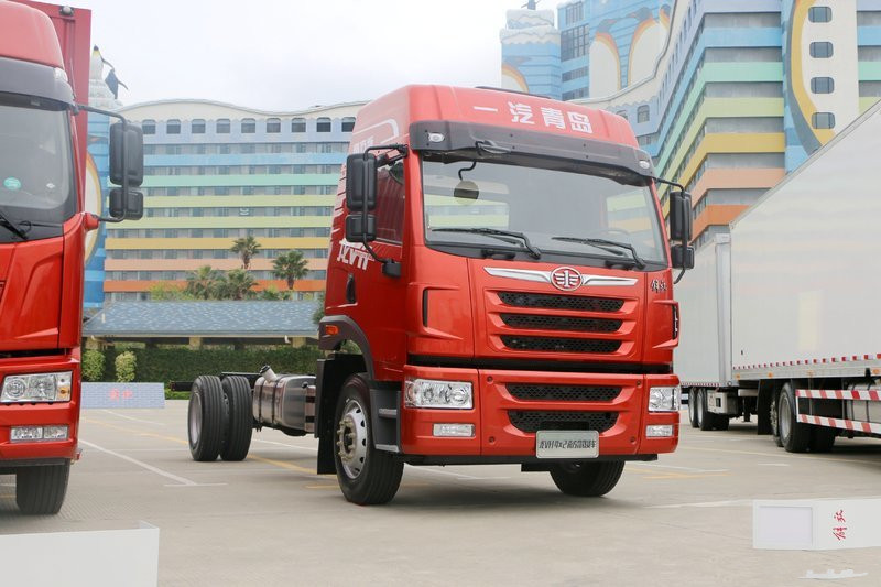 青島解放 龍VH中卡 先鋒版 220馬力 4X2 6.75米 國(guó)五欄板載貨車(CA1189PK2L2E5A80)