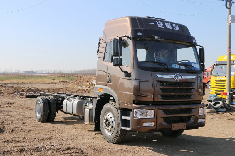 青島解放 龍VH中卡 220馬力 4X2 6.75米 國(guó)五倉(cāng)柵式載貨車(CA5189CCYPK2L2E5A80)