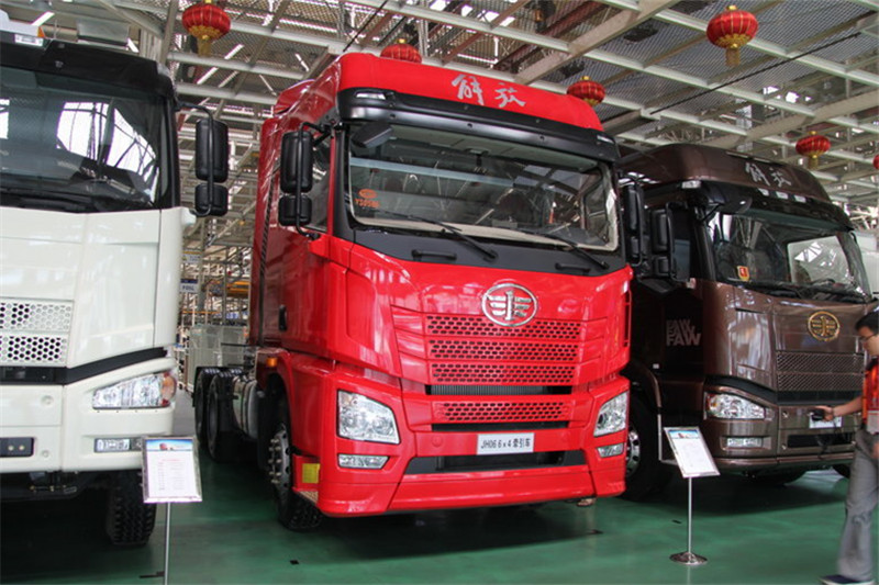 青島解放 JH6重卡 350馬力 6X4 國(guó)五危險(xiǎn)品牽引車(chē)(CA4250P25K2T1E5A1)