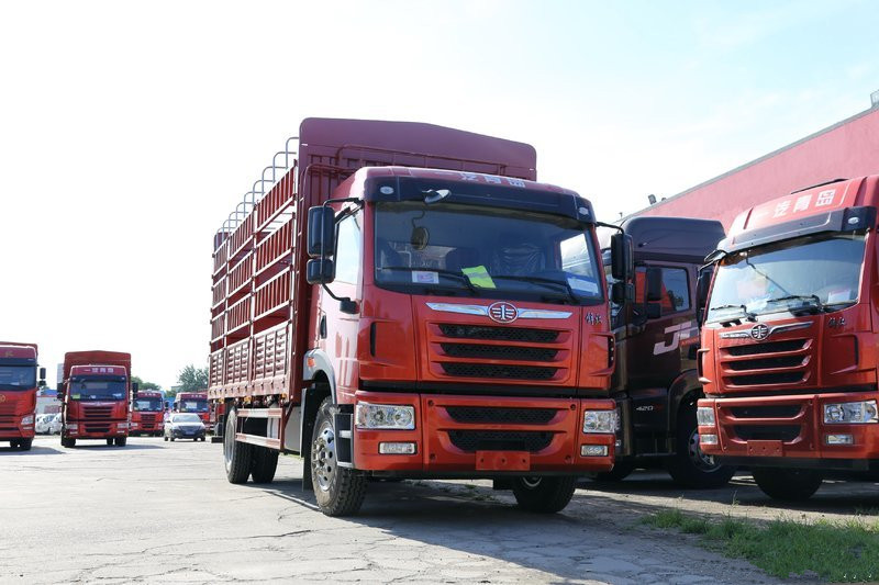 青島解放 龍VH中卡 180馬力 4X2 6.65米 國(guó)五倉(cāng)柵式載貨車(CA5189CCYPK2L2E5A80)