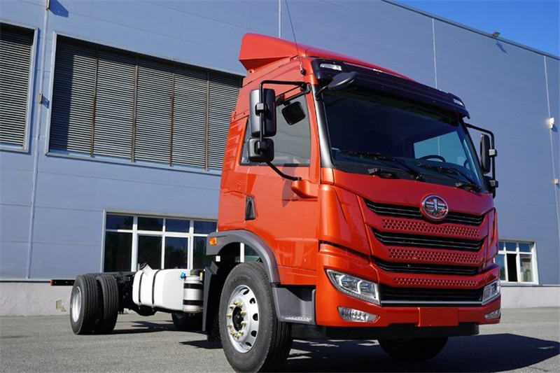 青島解放 龍V中卡 2.0版 180馬力 4X2 7.8米 國五廂式載貨車底盤(CA5189XXYPK2L5E5A80)