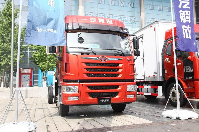 青島解放 龍VH中卡 220馬力 4X2 6.75米單排欄板載貨車(國(guó)六)(CA1180PK15L2E6A80)