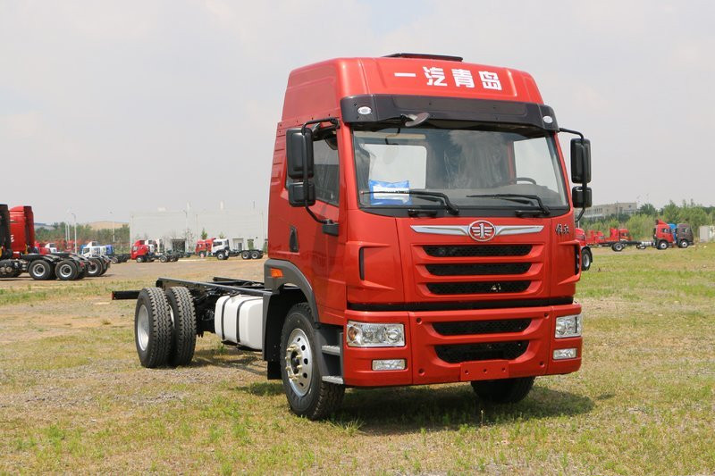 青島解放 龍VH中卡 180馬力 4X2 6.7米 國(guó)五欄板載貨車底盤(高頂雙臥)(CA1189PK2L2E5A80)