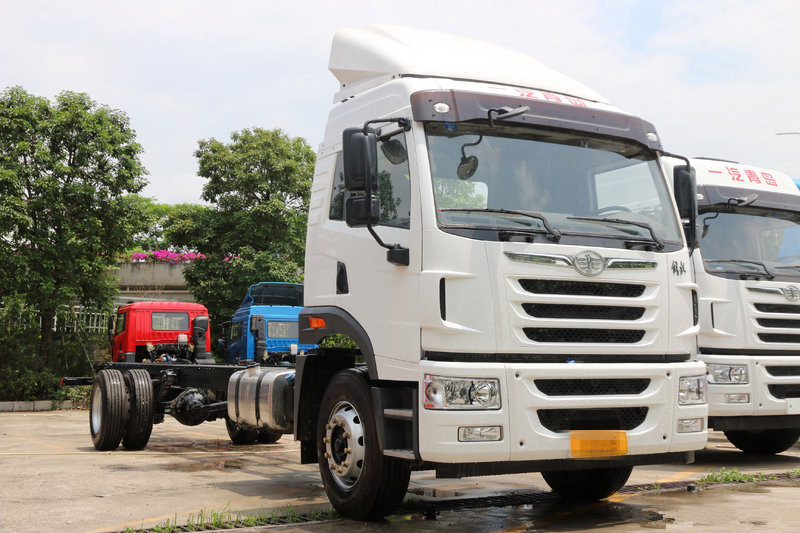 青島解放 龍VH中卡 220馬力 4X2 9.65米 國(guó)五廂式載貨車底盤(CA5189XXYPK2L7E5A80)