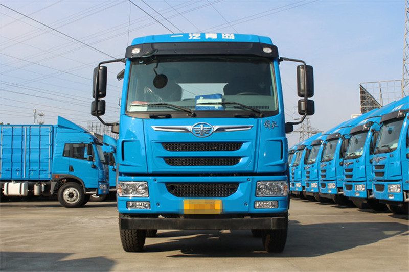 青島解放 龍V中卡 220馬力 6X2 6.7米 國(guó)五倉(cāng)柵式載貨車(CA5250CCYPK2L5T3E5A80-1)