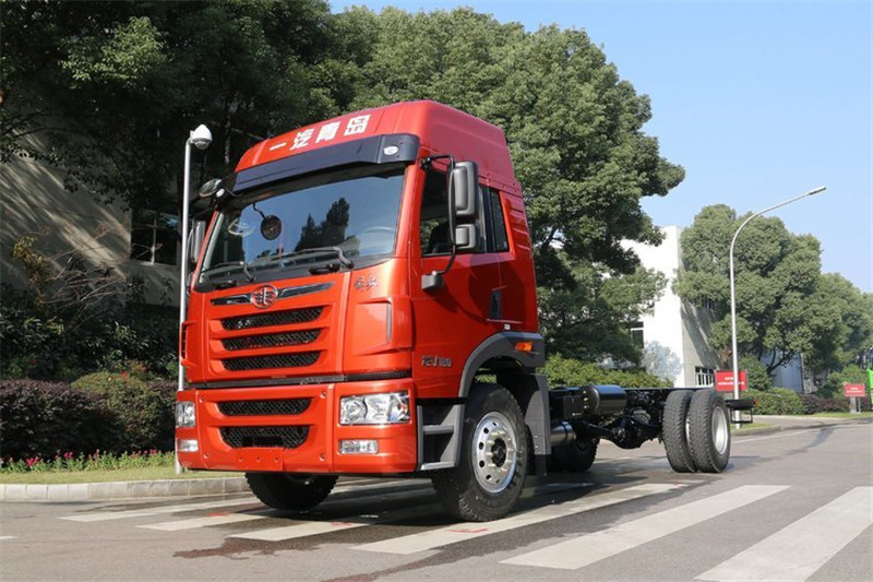 青島解放 龍V中卡 180馬力 4X2 6.75米 國(guó)五欄板載貨車(chē)底盤(pán)(CA1169PK2L2E5A80)