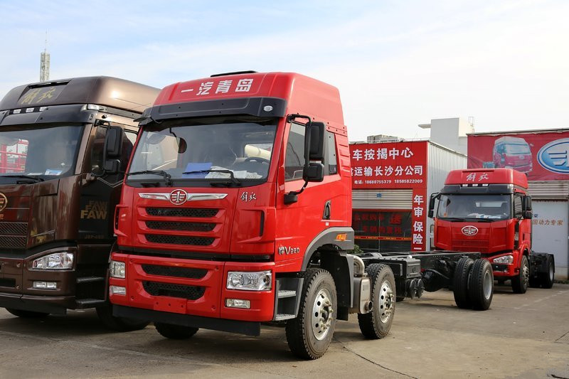 青島解放 悍V重卡 260馬力 6X2 國五倉柵式載貨車底盤(CA5250CCYP1K2L7T3E5A80-1)