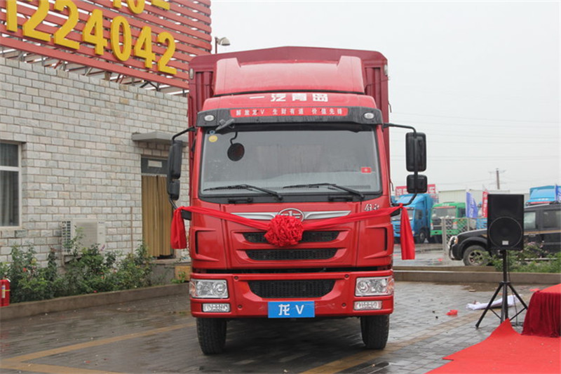 青島解放 龍V中卡 220馬力 6X2 6.7米 國五倉柵式載貨車(CA5254CCYPK2L5T3E5A80)