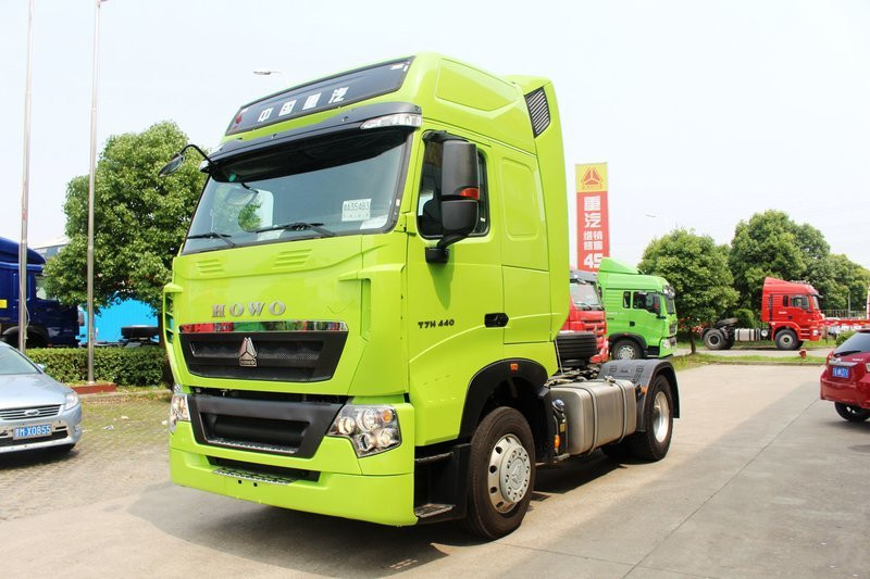 中國重汽 HOWO T7H重卡 400馬力 4X2 國五 危險品牽引車(ZZ4187V361HE1W)