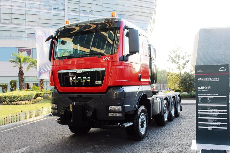 曼(MAN) TGX系列重卡 680馬力 8X6 國(guó)五 牽引車(型號(hào):TGX41.680)