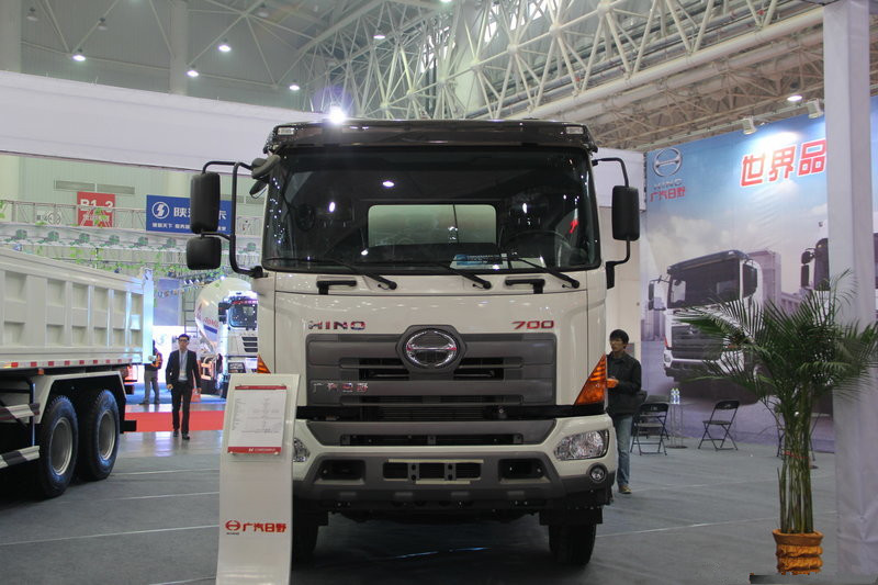 廣汽日野 700系列 325馬力 6X4 國(guó)五 6方混凝土攪拌車(chē)底盤(pán)(YC2250FS2PL5)