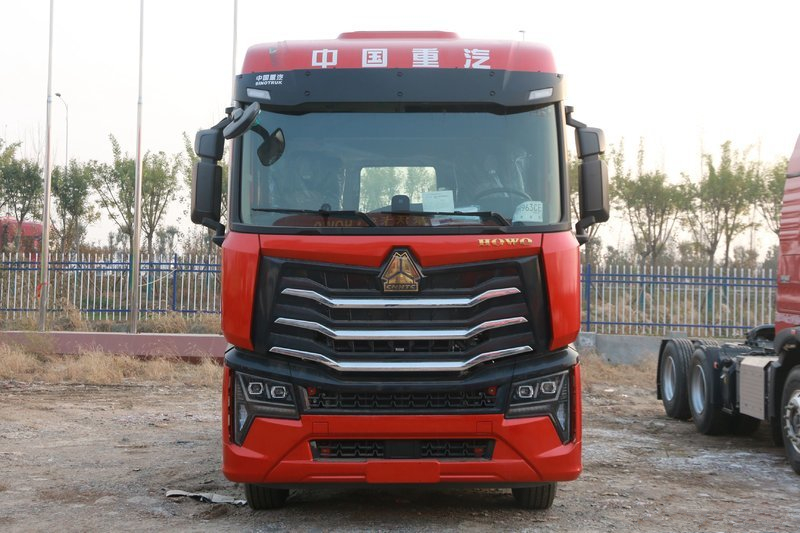 中國(guó)重汽 HOWO Max重卡 460馬力 6X4 CNG 國(guó)六 牽引車(chē)(ZZ4257V424KF1C)