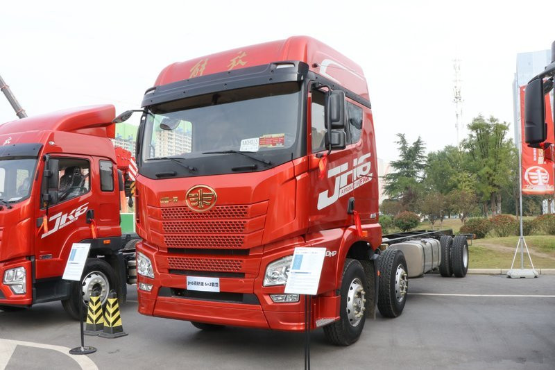 青島解放 JH6重卡 領(lǐng)航版2.0 290馬力 6X2 9.5米 國(guó)六 倉(cāng)柵式載貨車(435后橋)(CA5250CCYP26K2L7T3E6A80)