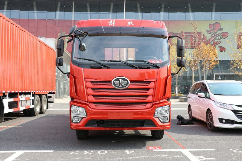 青島解放 JK6中卡 220馬力 4X2 6.75米 國六 廂式載貨車(CA5180XXYP28K1L4E6)