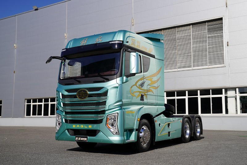 青島解放 鷹途 商務艙 560馬力 6X4 國六 AMT自動擋牽引車(CA4259P35K2T1E6A80)