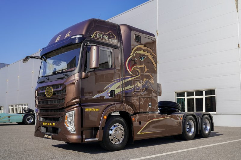 青島解放 鷹途 生活艙 560馬力 6X4 國六 AMT自動擋牽引車