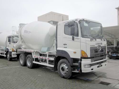 上海華建 410馬力 6×4 混凝土攪拌運(yùn)輸車(HDJ5251GJBHI)
