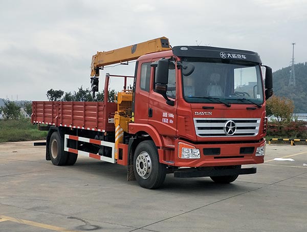 湖北大運(yùn) 風(fēng)馳 180馬力 4×2 隨車(chē)起重運(yùn)輸車(chē)(DYQ5160JSQD5AB)