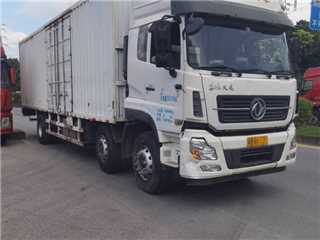 東風商用車 天龍 9.6米帶尾板廂式貨車